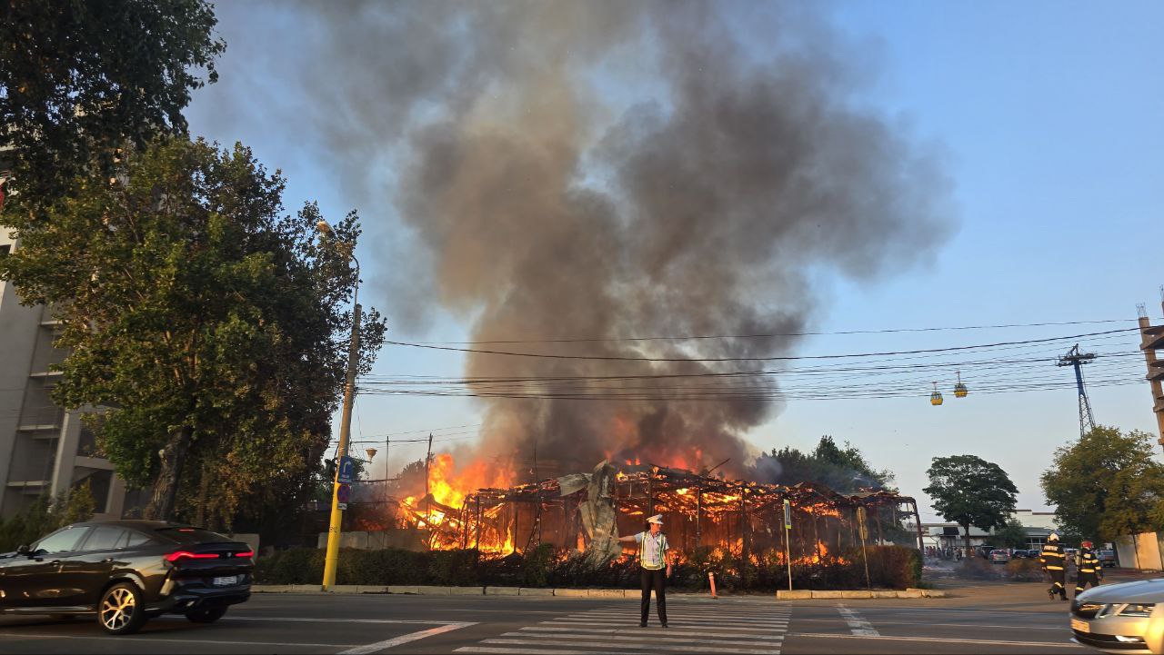 UPDATE LIVE FOTO VIDEO Incendiu de proporții în Mamaia! Arde fostul club Bellagio. Polițiștii au deschis dosar penal pentru distrugere din culpă