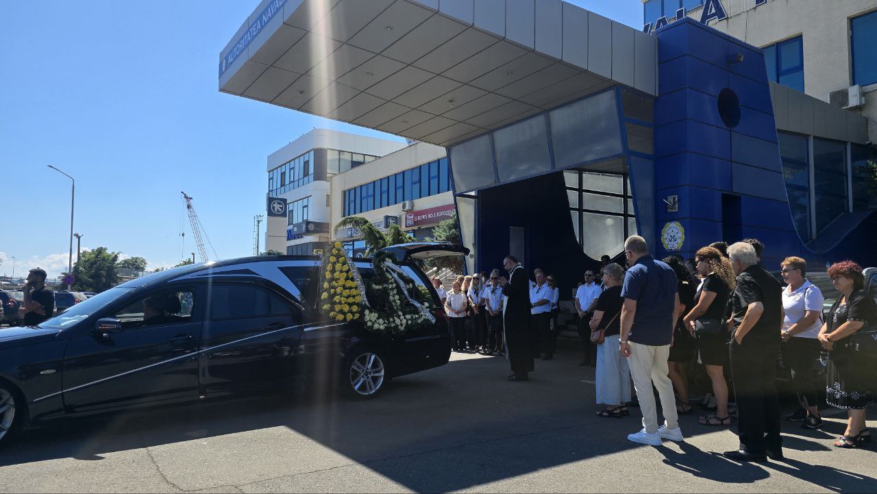 FOTO VIDEO Alexandru Mezei, directorul Autorității Navale Române, condus pe ultimul drum. Foștii colegi l-au petrecut în aplauze!