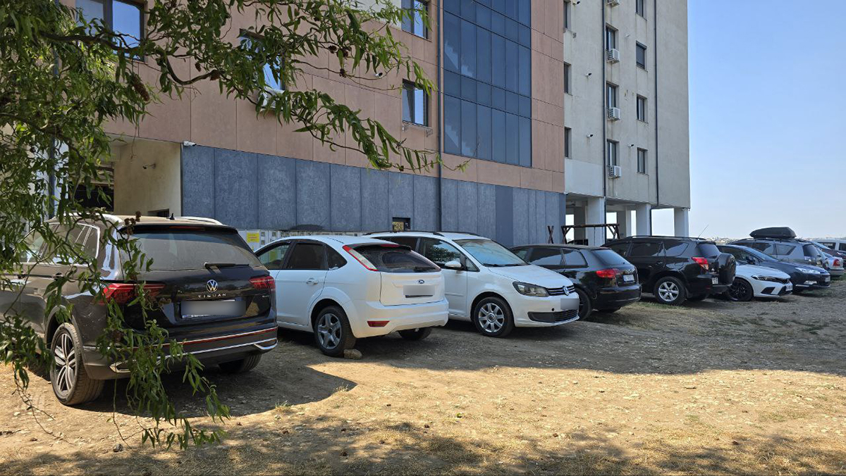 FOTO Spațiile verzi din Constanța și Mamaia au fost transformate în parcări GRATUITE pentru turiști