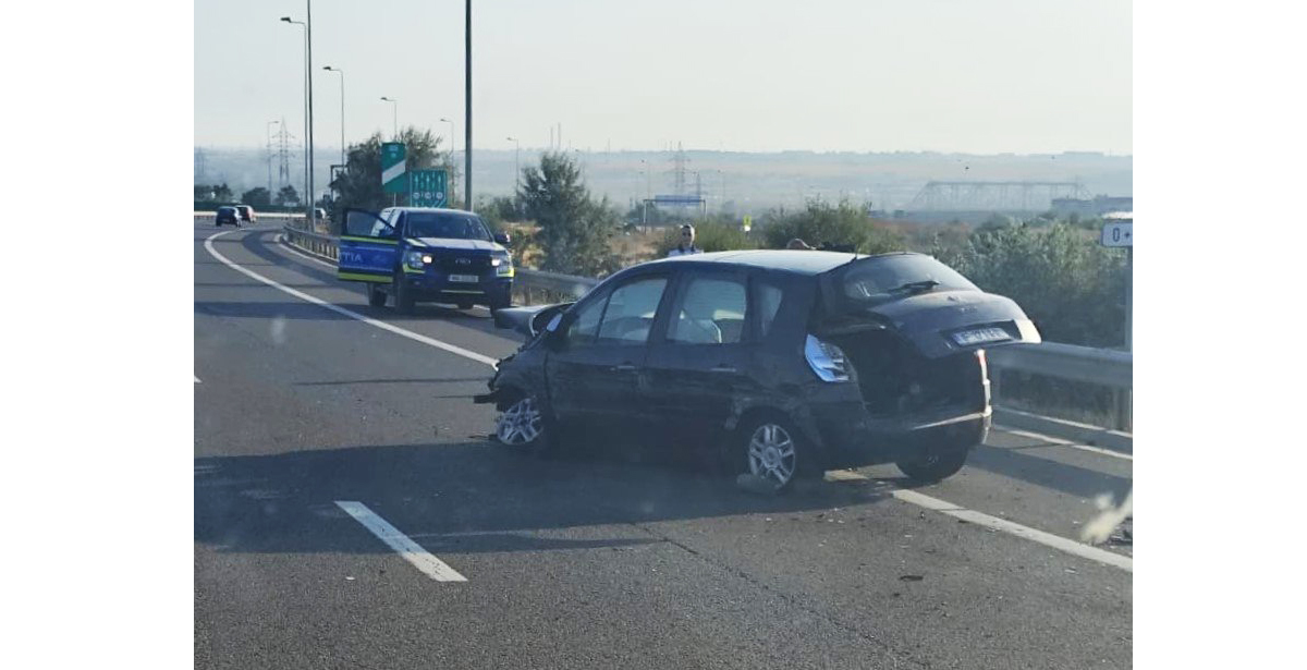 FOTO Accident pe Autostrada A4, spre Ovidiu: Un autoturism a intrat în parapet, șoferul este rănit
