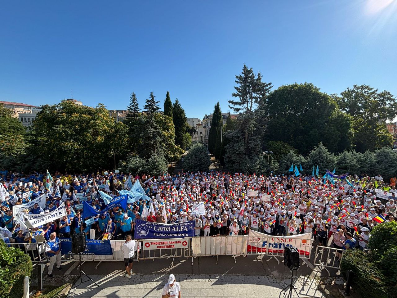 FOTO VIDEO Protest în fața Prefecturii Constanța: confederațiile cer guvernanților o lege a salarizării corectă. Vezi aici lista completă a revendicărilor