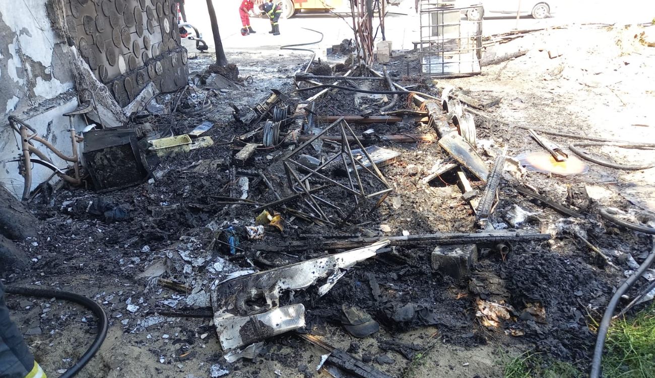 UPDATE: O rulotă din Mamaia Nord a fost distrusă de un incendiu: flăcările s-au extins și la blocul de alături
