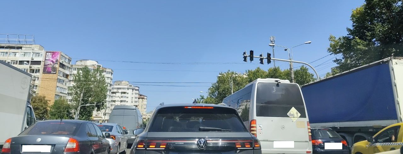 VIDEO Haos în intersecția de la Tomis III! Nu merg semafoarele, poliția dirijează traficul
