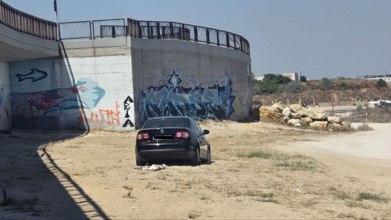 FOTO Turist străin, BLOCAT cu mașină pe plajă, în zona Santa Maria Bay! S-a ales și cu amendă