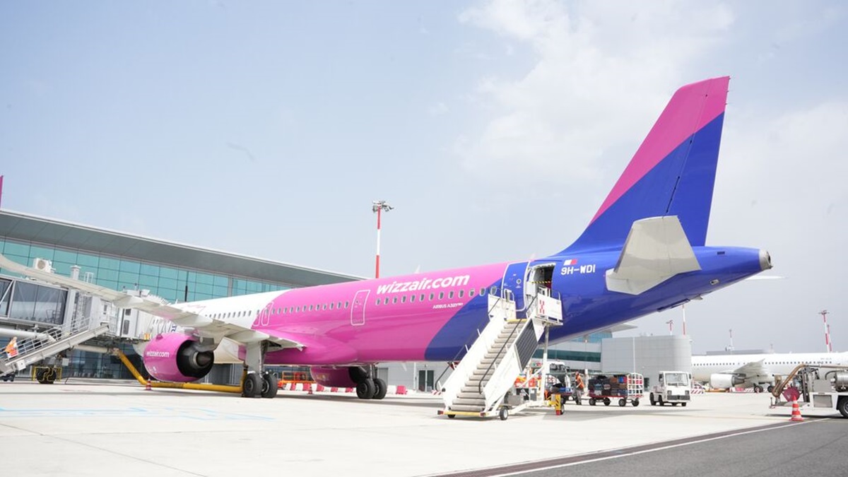 Avion Wizz Air întors din drum după o problemă la motor, în timp ce survola zona Constanța