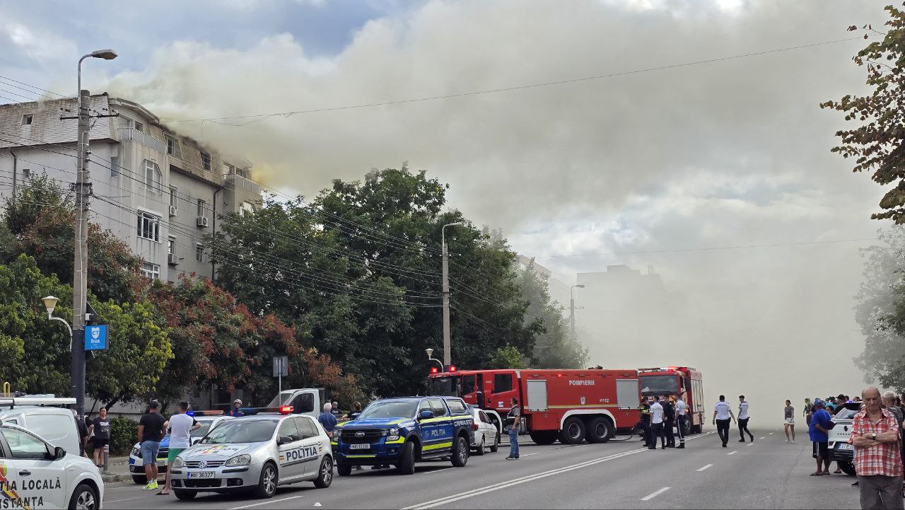 Incendiu mansarda strada Soveja, pompieri