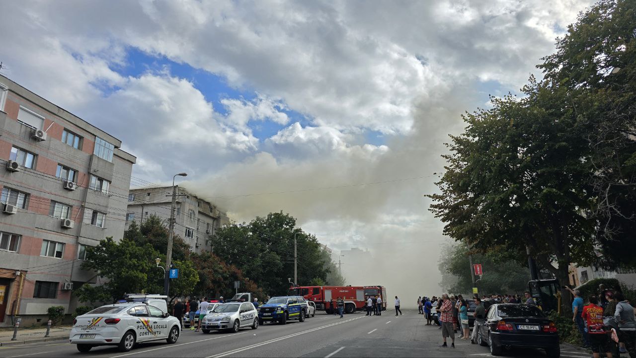 Incendiu mansarda strada Soveja, pompieri
