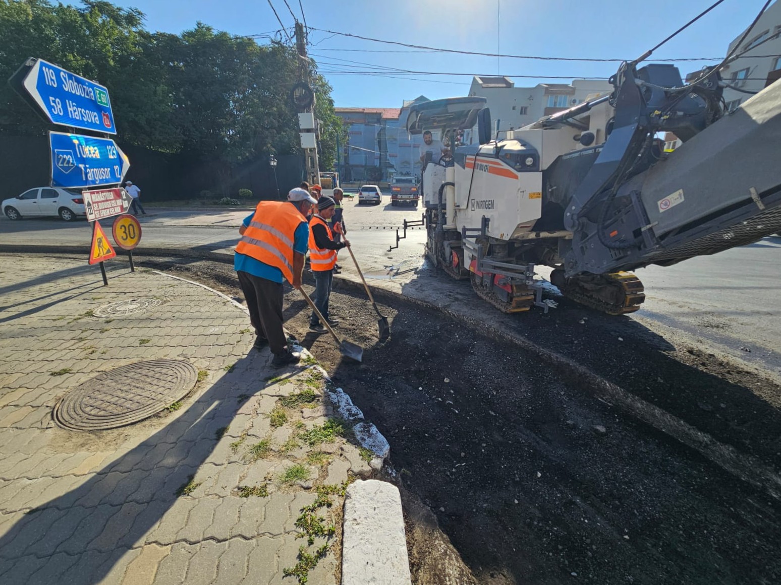 FOTO Lucrări intense pe drumurile județene din Constanța: Echipele de la SC Drumuri Județene Constanța SA, mobilizate pe mai multe trasee