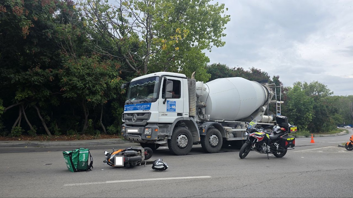FOTO Un moped s-a lovit de o betonieră! Accident la intersecția bulevardelor Tomis cu Aurel Vlaicu, zona Vaporaș