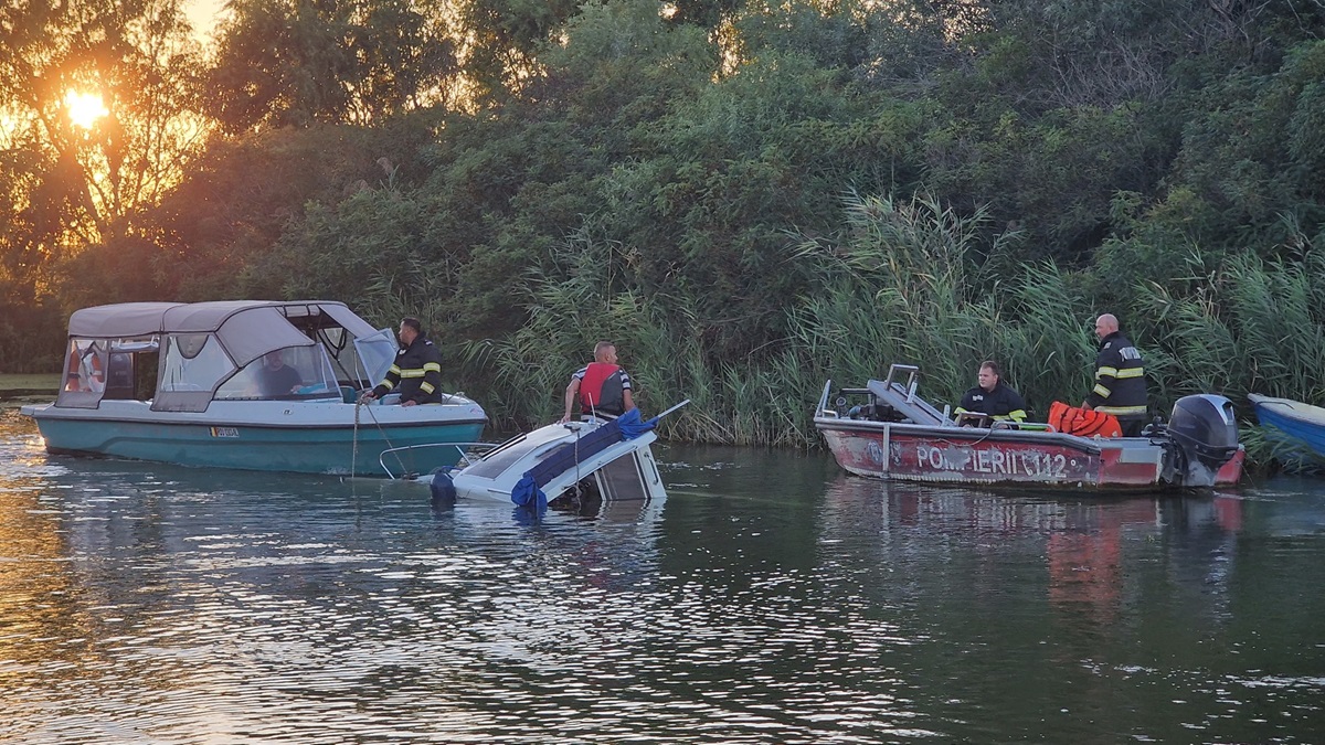 FOTO Incident în Delta Dunării, pe brațul Sulina: Câteva secunde au făcut diferența dintre salvare și scufundare