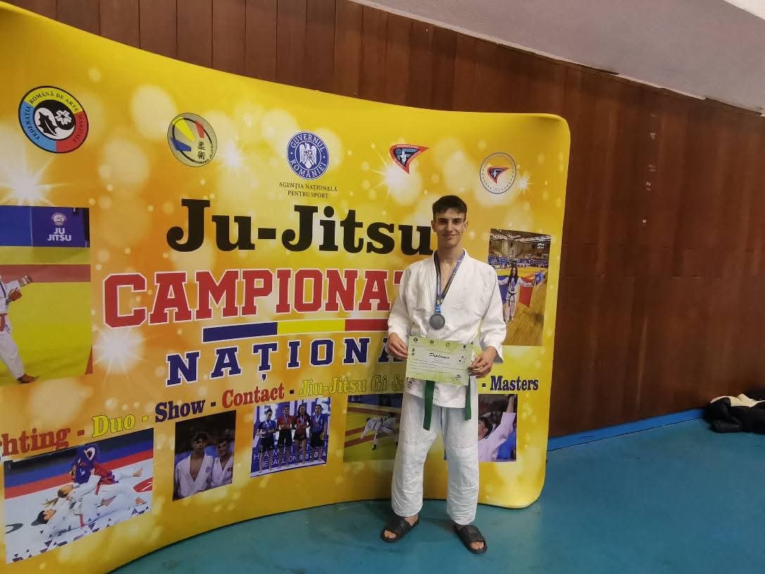 FOTO Tinerii excepționali ai Constanței: Bogdan Mihai Irimia, de la Colegiul de Arte Regina Maria, între contrabas, teatru și judo, cu aceeași pasiune pentru performanță