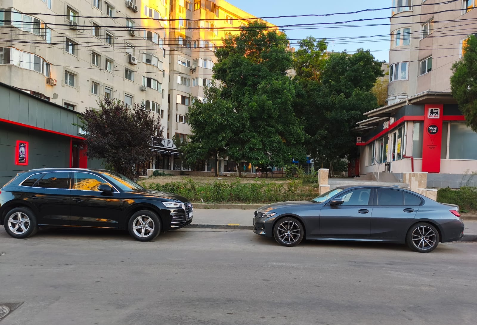 Teren între blocuri pe Bulevardul Mamaia, de vânzare la peste 200.000 €; utilizat ca spațiu verde, îngrijit cu drag.
