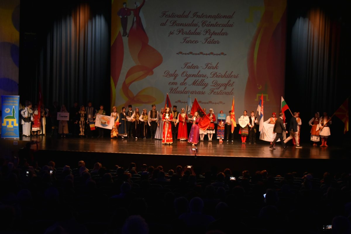FOTO Spectacol de gală la Constanța: Festivalul Internațional al Dansului, Cântecului și Portului Popular Turco-Tătar a reunit comunități din Turcia, Europa de Est și România