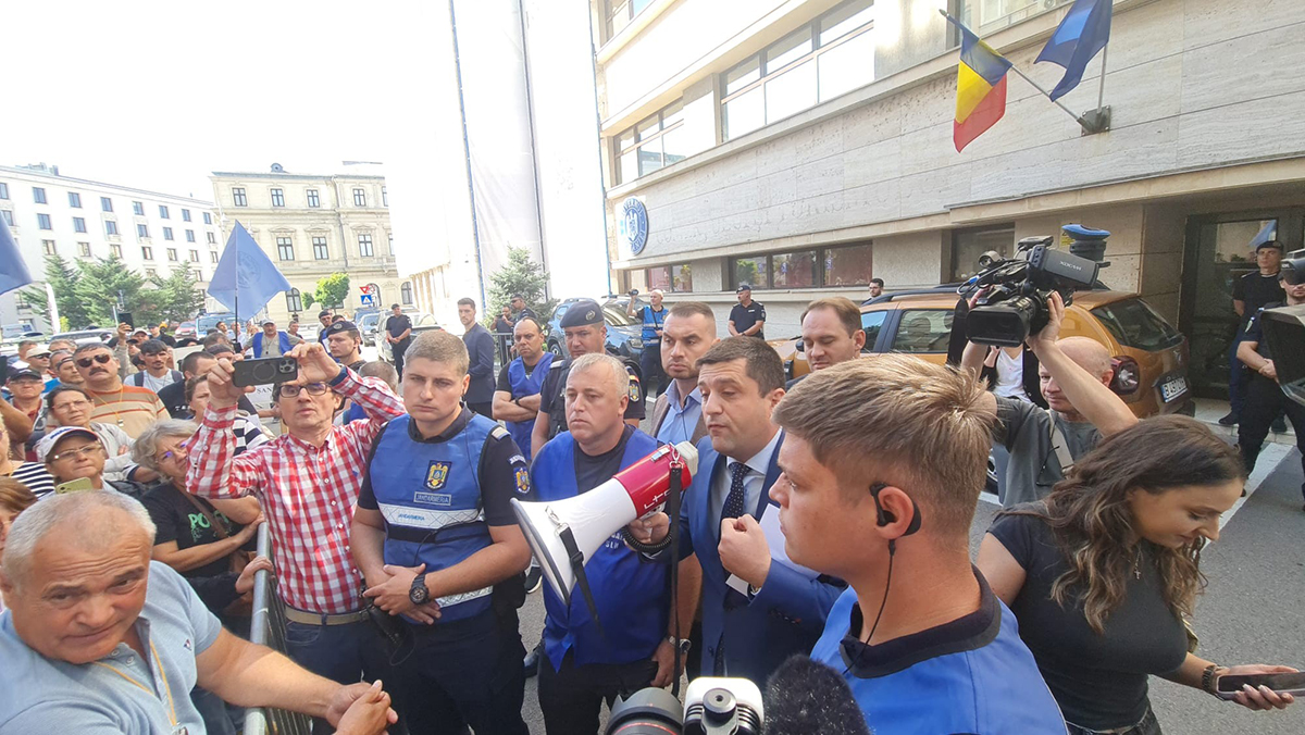 FOTO Protestatarii de la Damen Mangalia, față în față cu ministrul Economiei: Tabla de șah e blocată acum. Și-au bătut joc de voi niște lideri politici