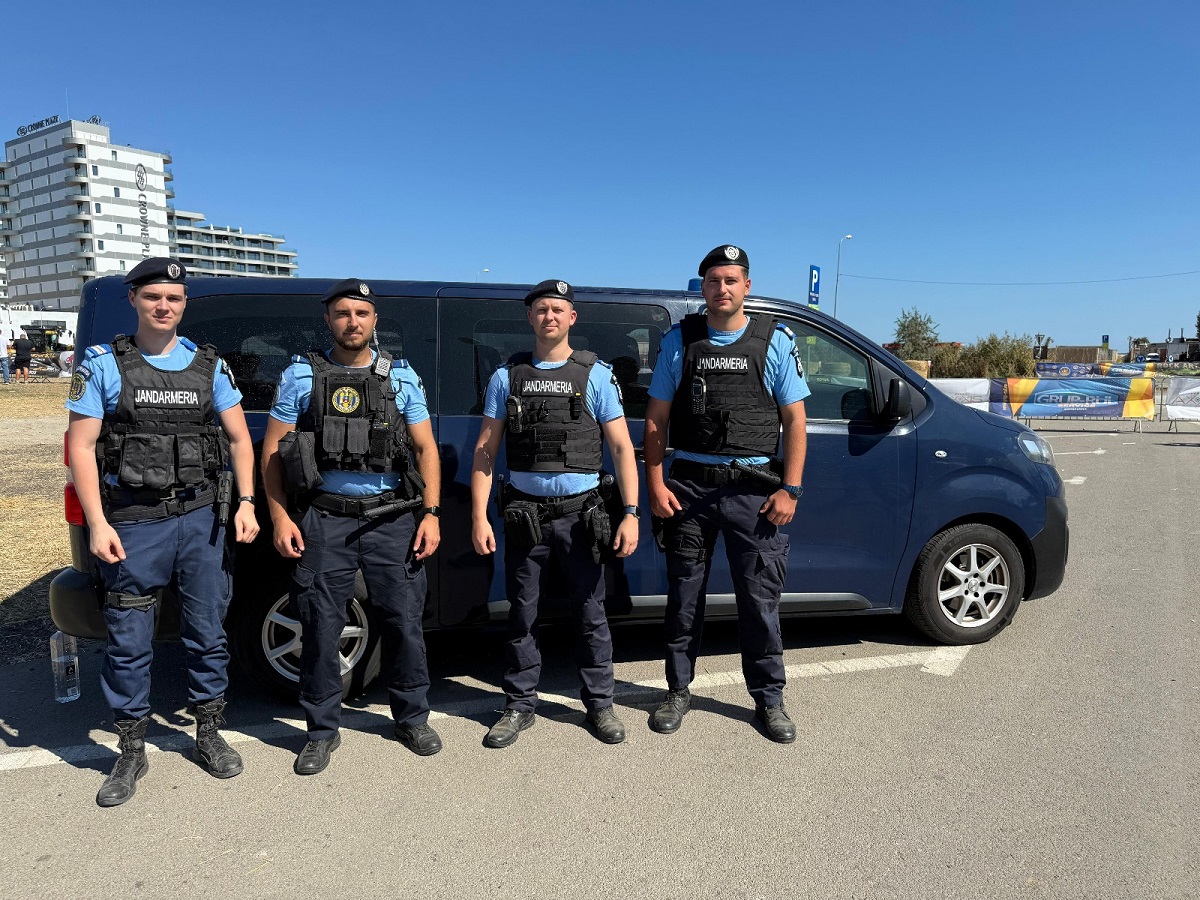 FOTO Mamaia Rally Show 2025, sub ochii vigilenți ai Jandarmeriei Constanța: Aria, cățelușa vedetă a standului de tehnică