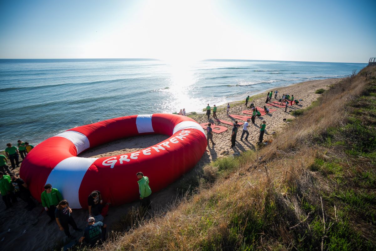 FOTO Protest Greenpeace pe plaja din Vama Veche: activiștii cer de urgență protejarea ecosistemelor vulnerabile ale Mării Negre