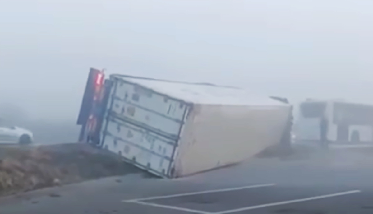 VIDEO Accident la intrarea în municipiul Tulcea, în condiții de ceață: Un camion s-a răsturnat