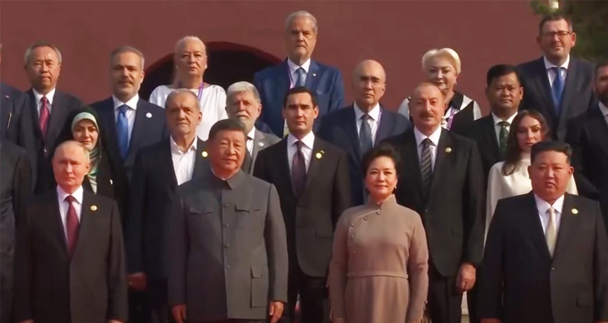 Adrian Năstase și Viorica Dăncilă, alături de Vladimir Putin, Kim Jong-un și Xi Jinping, la parada militară din China
