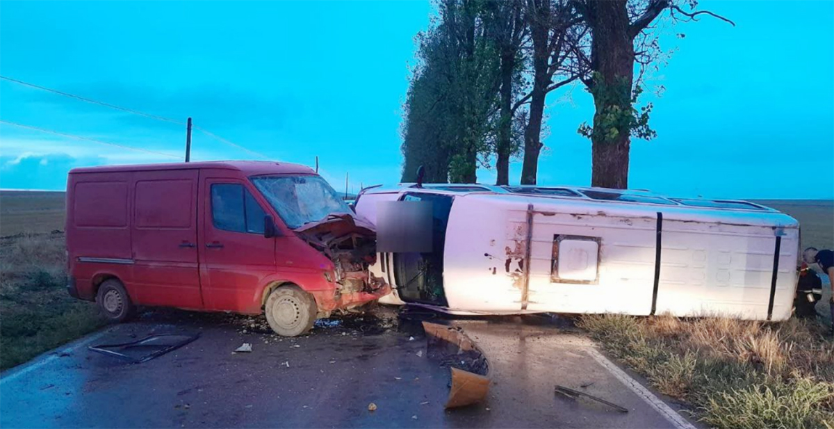VIDEO TERIBIL accident de circulație pe DJ 222, lângă Agighiol: Două autovehicule s-au ciocnit frontal
