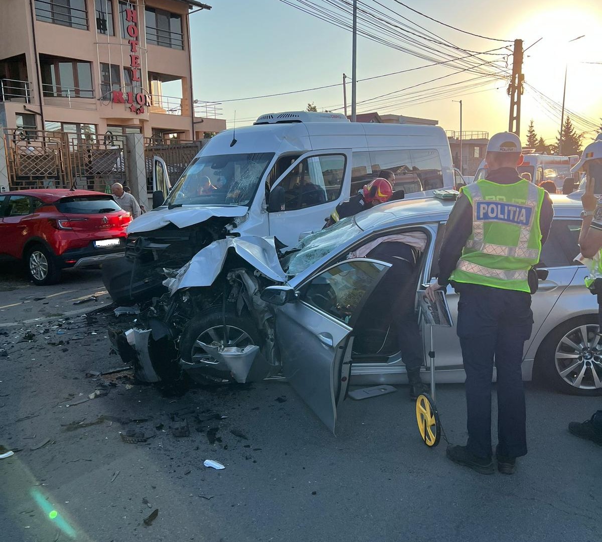 Accident grav în Mangalia între un autoturism și un microbuz. A fost activat PLANUL ROȘU. Sunt mai multe victime