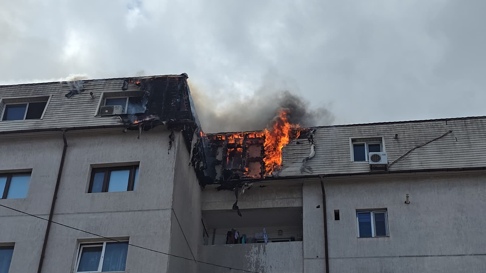 Incendiu mansarda strada Soveja, pompieri