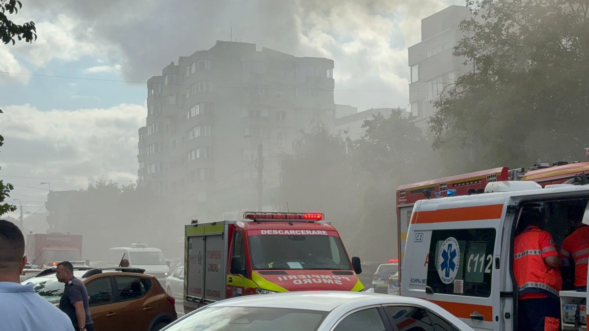 Incendiu mansarda strada Soveja, pompieri