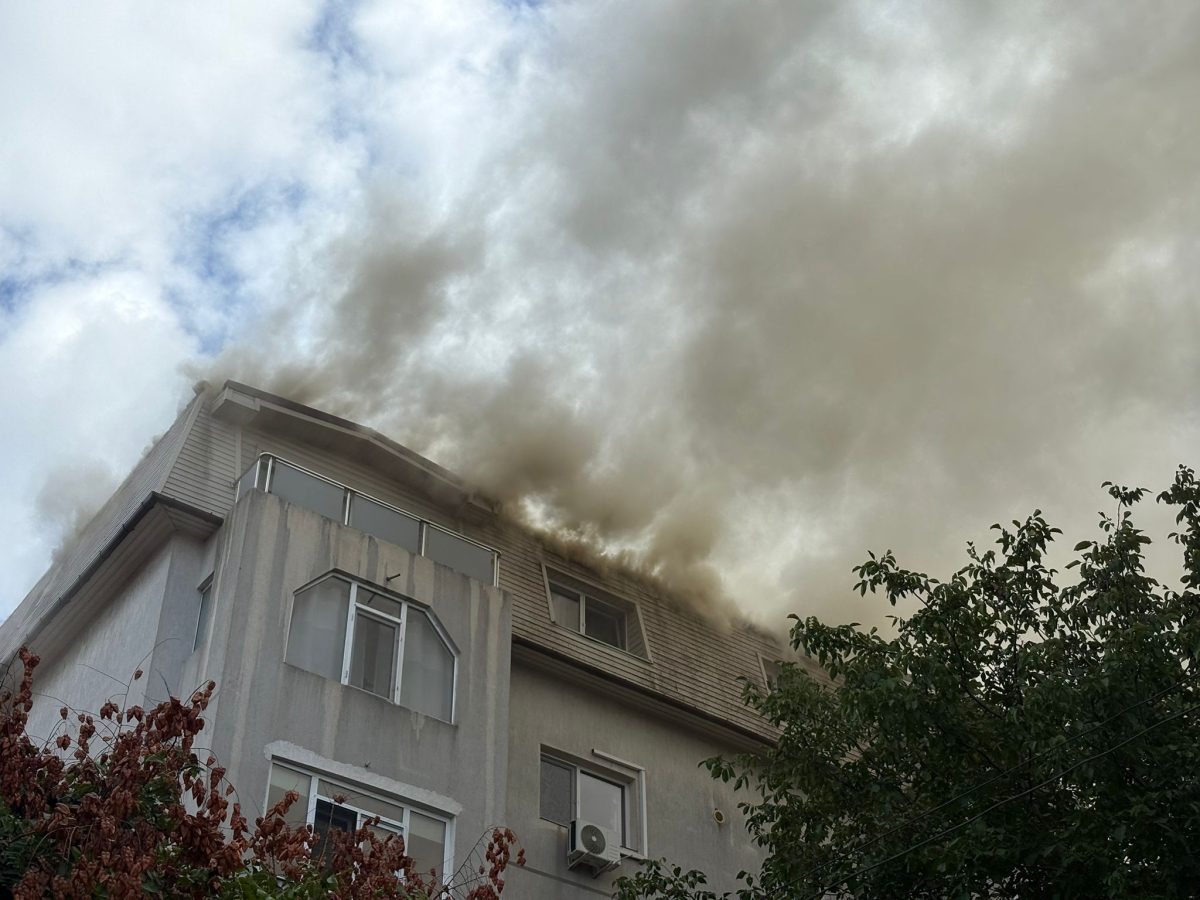 Incendiu mansarda strada Soveja, pompieri