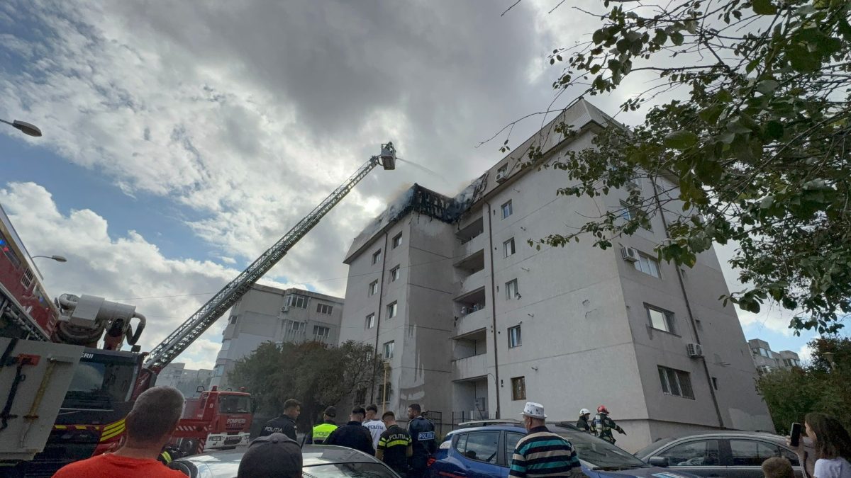 Incendiu mansarda strada Soveja, pompieri