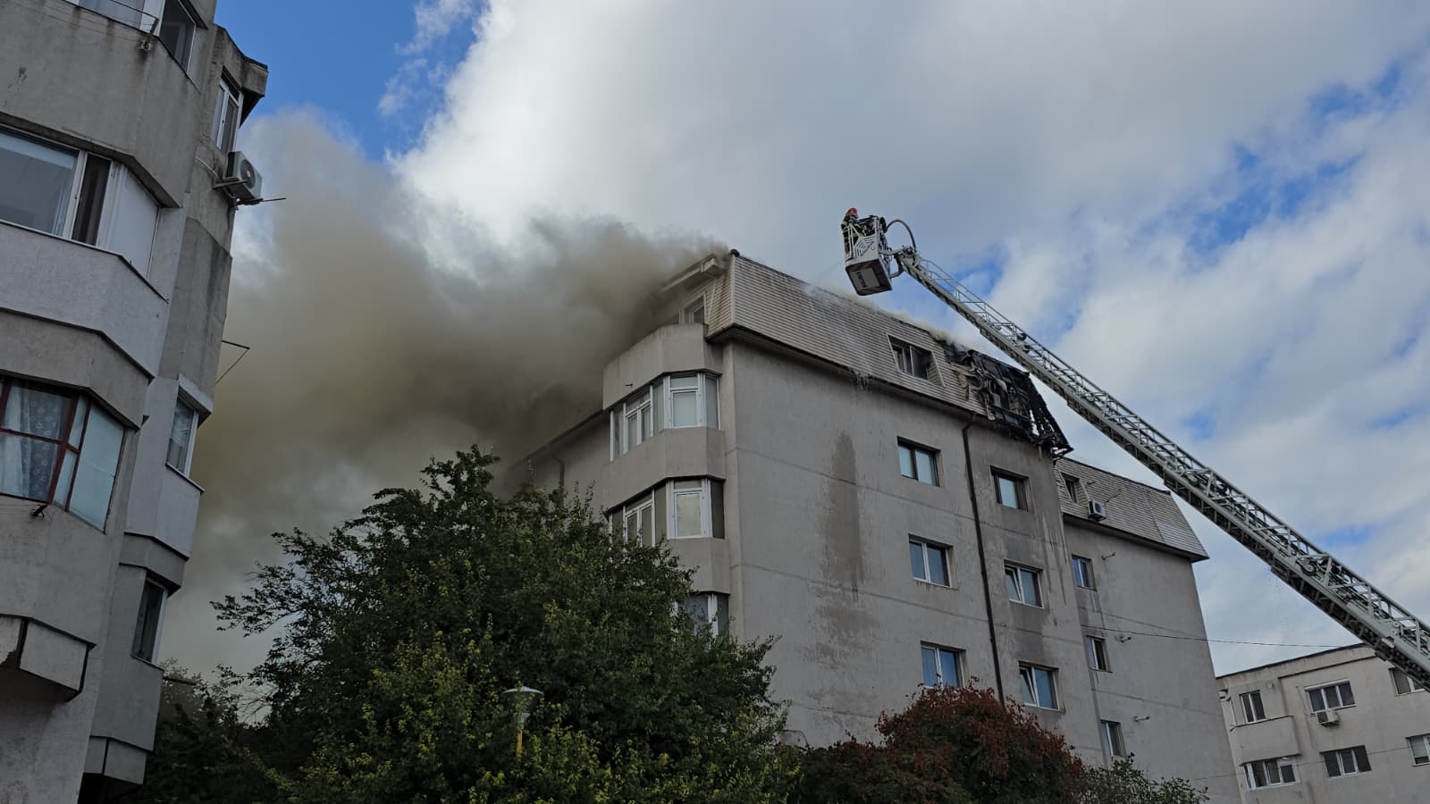 Incendiu mansarda strada Soveja, pompieri