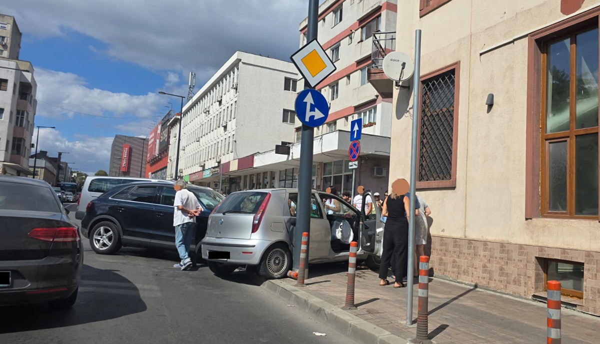 FOTO Accident în centrul Constanței, lângă Tomis Mall: Un copil a ajuns la spital