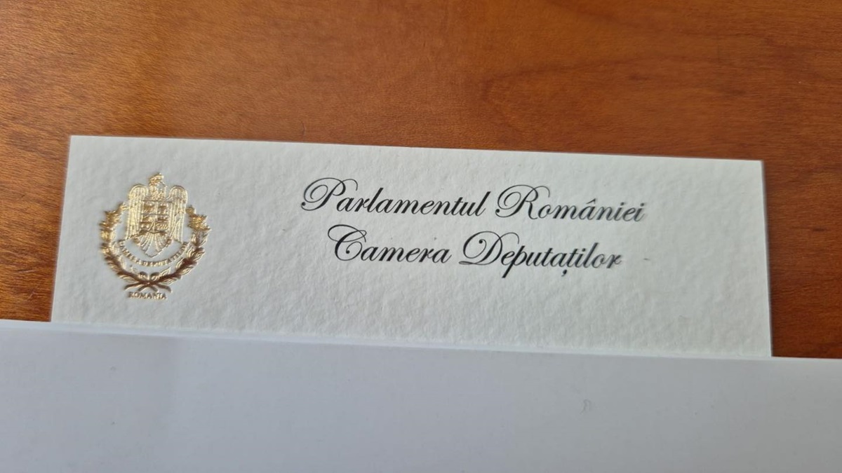 Cărți de vizită cu foiță de aur, pentru parlamentari: Câteodată, realitatea bate gluma, spune președintele Comisiei de Tehnologia Informației
