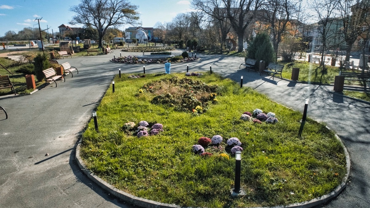 Primăria Eforie a dat drumul la bani pentru înfrumusețarea orașului: zeci de mii de euro pentru achiziția de flori de vară și servicii de plantare