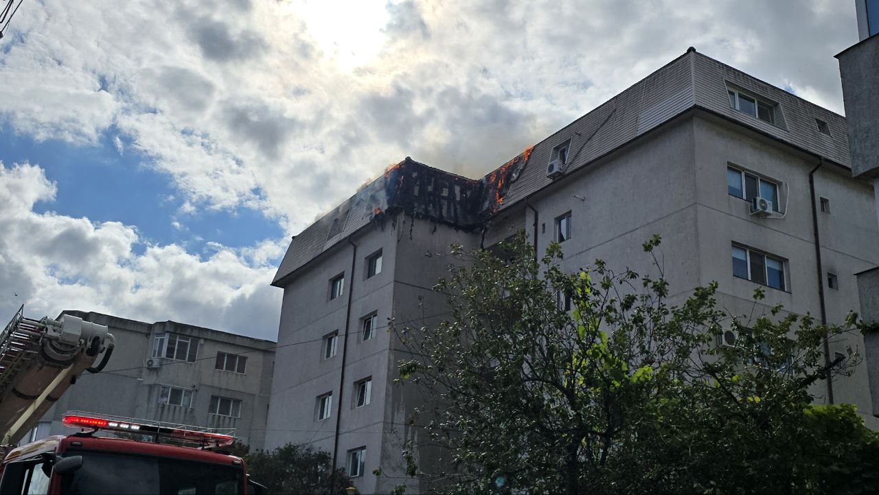 Incendiu strada Soveja, pompieri