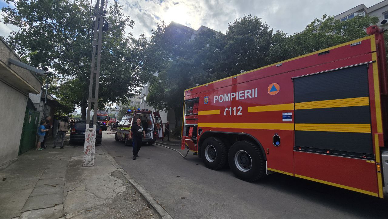 Incendiu strada Soveja, pompieri