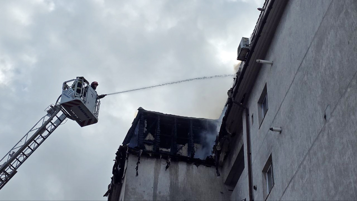 Incendiu mansarda strada Soveja, pompieri