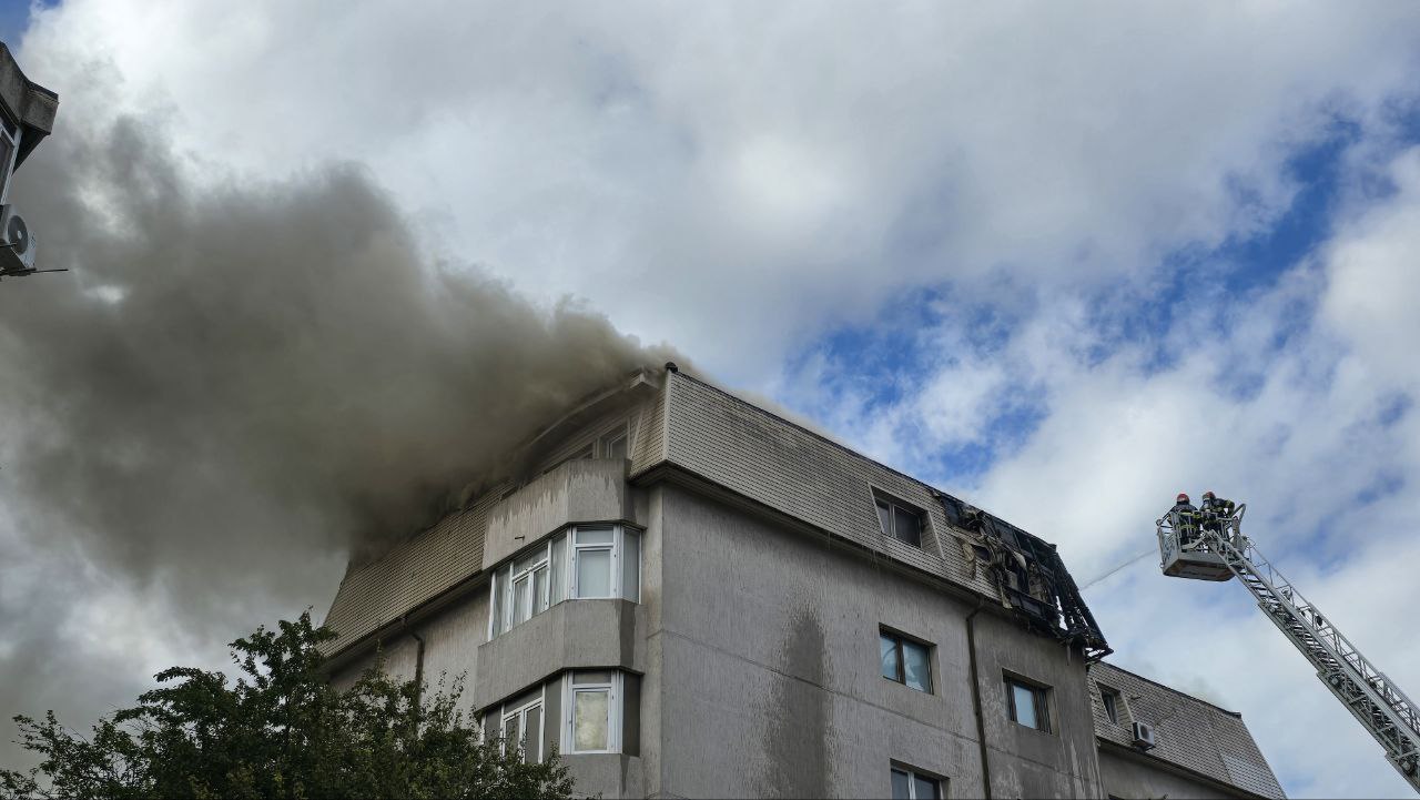 Incendiu mansarda strada Soveja, pompieri
