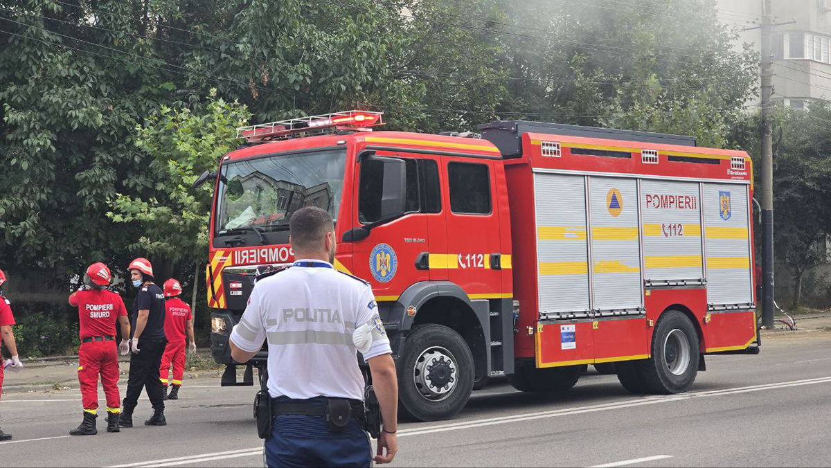 Constanța: incendiu la o clădire dezafectată din Tomis Nord. Intervin mai multe echipaje de salvare