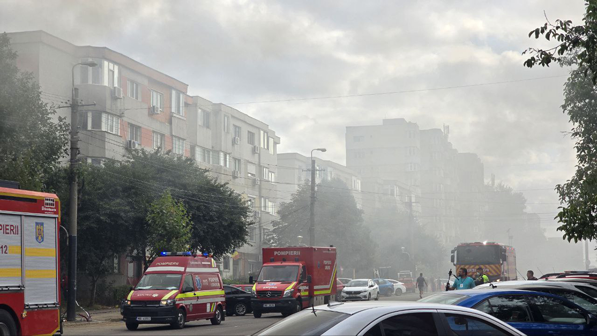 Incendiu mansarda strada Soveja, pompieri