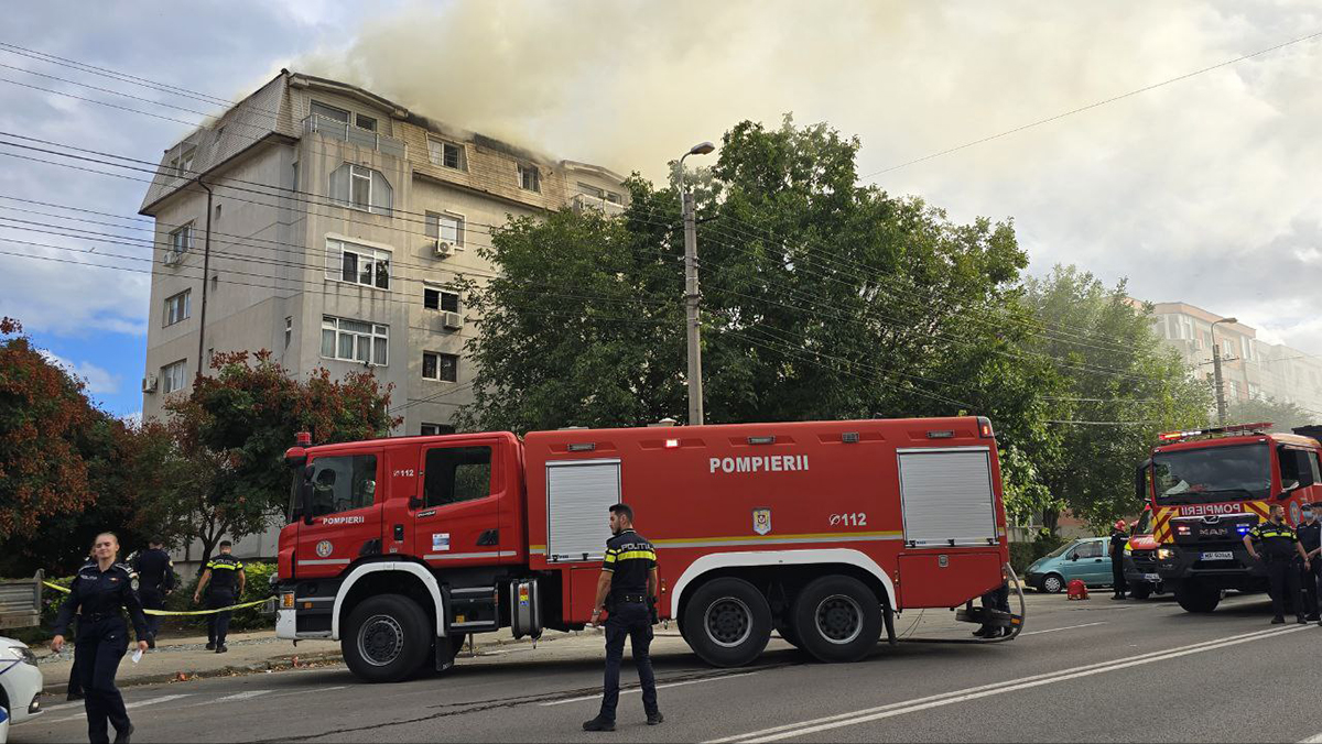 Incendiu mansarda strada Soveja, pompieri