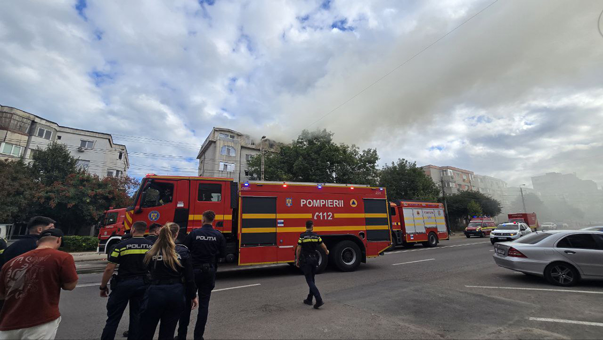 Incendiu mansarda strada Soveja, pompieri