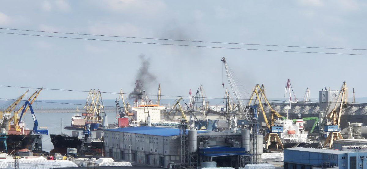 A luat FOC o navă în Șantierul Naval Constanța: Pompierii intervin cu mai multe autospeciale