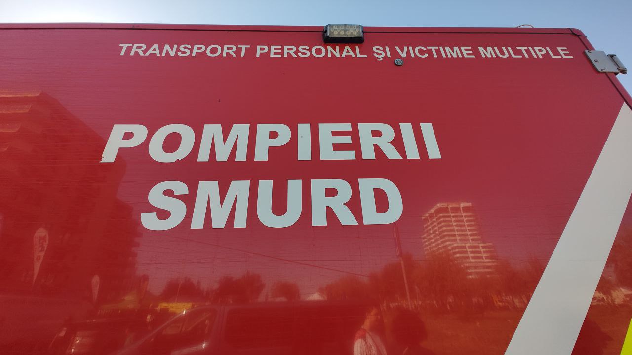 Incendiu puternic în Mangalia, în zona depoului de autobuze
