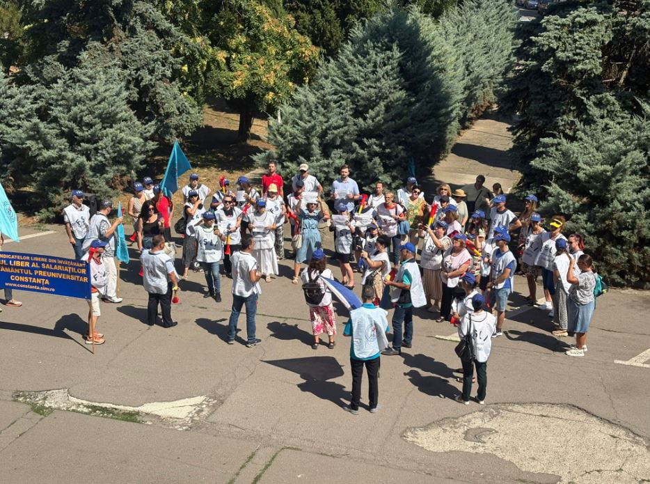 Profesorii din Constanța au protestat, azi, în fața Prefecturii, nemulțumiți de modificările legislative