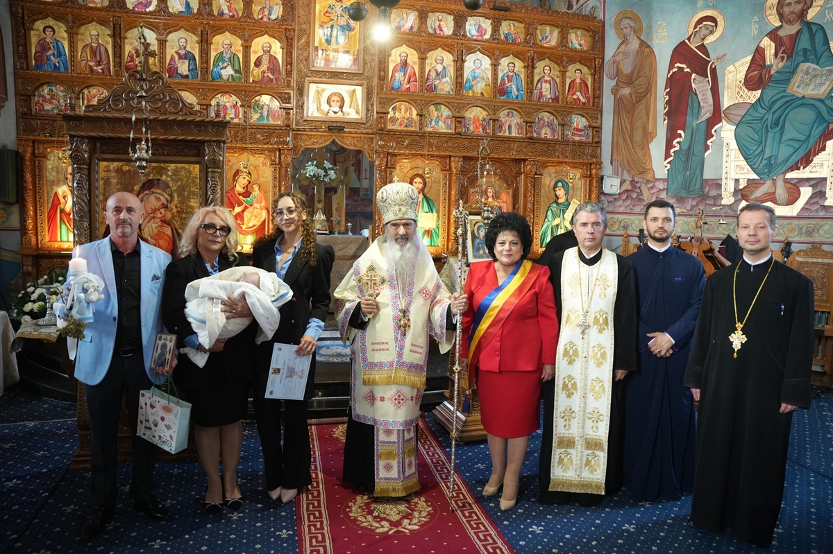 FOTO Primăria Cumpăna continuă tradiția: un copil aflat în asistență maternală a primit Taina Sfântului Botez de la ÎPS Teodosie