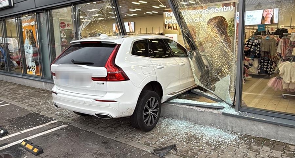 FOTO Accident INCREDIBIL! O șoferiță a intrat cu mașina direct în geamul unui magazin