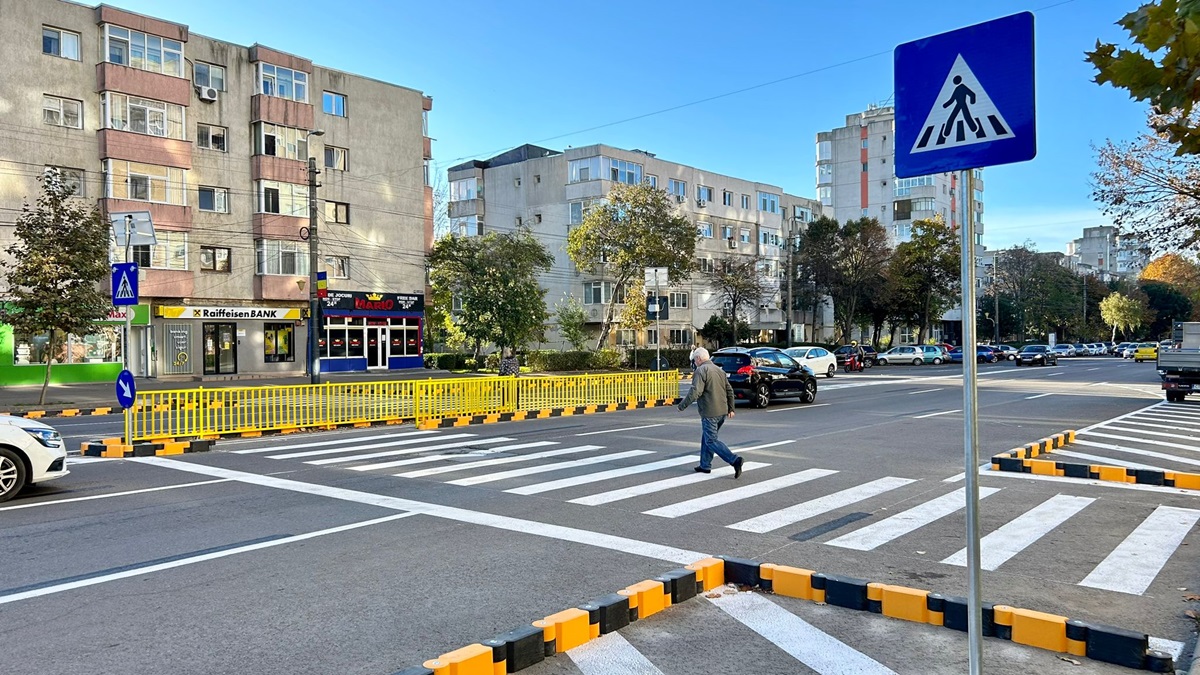 FOTO Măsuri suplimentare pentru creșterea siguranței participanților la trafic. Confort Urban amenajează două noi scuaruri la trecerile de pietoni pe strada Dezrobirii