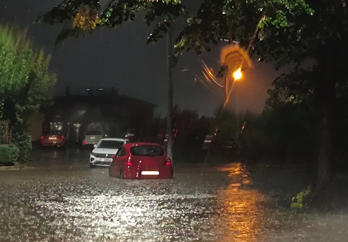 FOTO VIDEO Furtuna a făcut prăpăd în județul Constanța, noaptea trecută: străzi și subsoluri de case inundate, persoane blocate în autoturisme