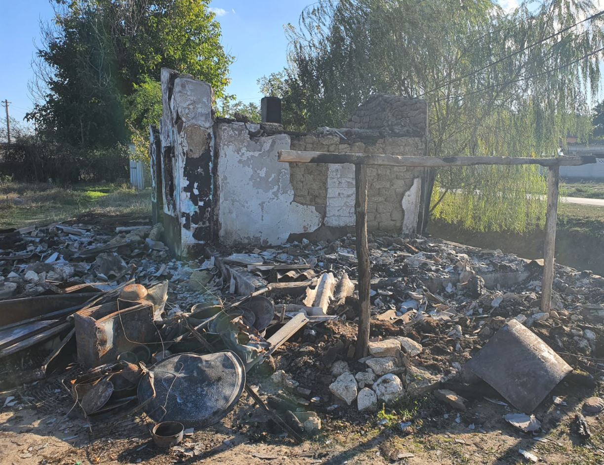 FOTO Și tu poți face o faptă bună! O bunică și cei doi nepoți ai săi, din Băneasa, locuiesc într-un adăpost improvizat, după ce casa le-a fost mistuită de flăcări