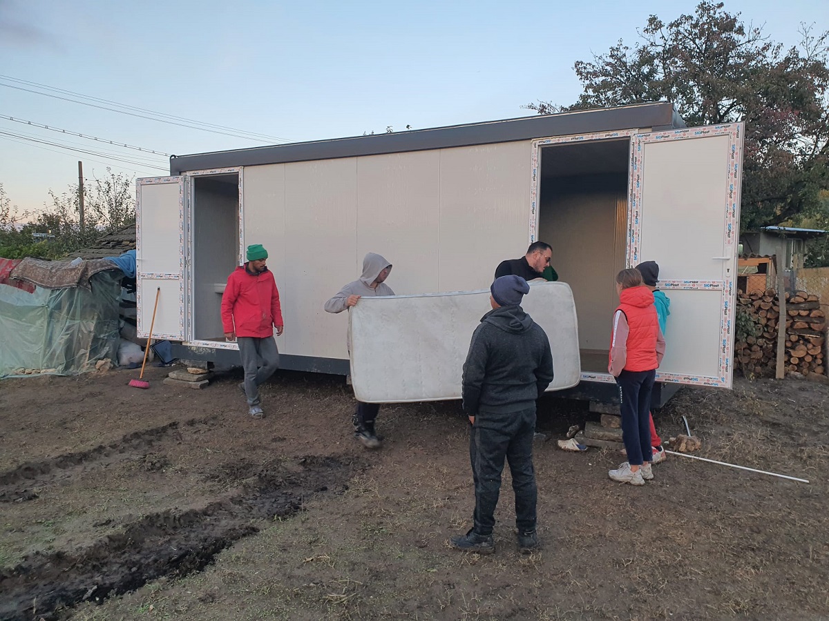 FOTO VIDEO Solidaritate exemplară la Băneasa: o familie rămasă fără locuință în urma unui incendiu a primit un container nou datorită oamenilor cu suflet mare