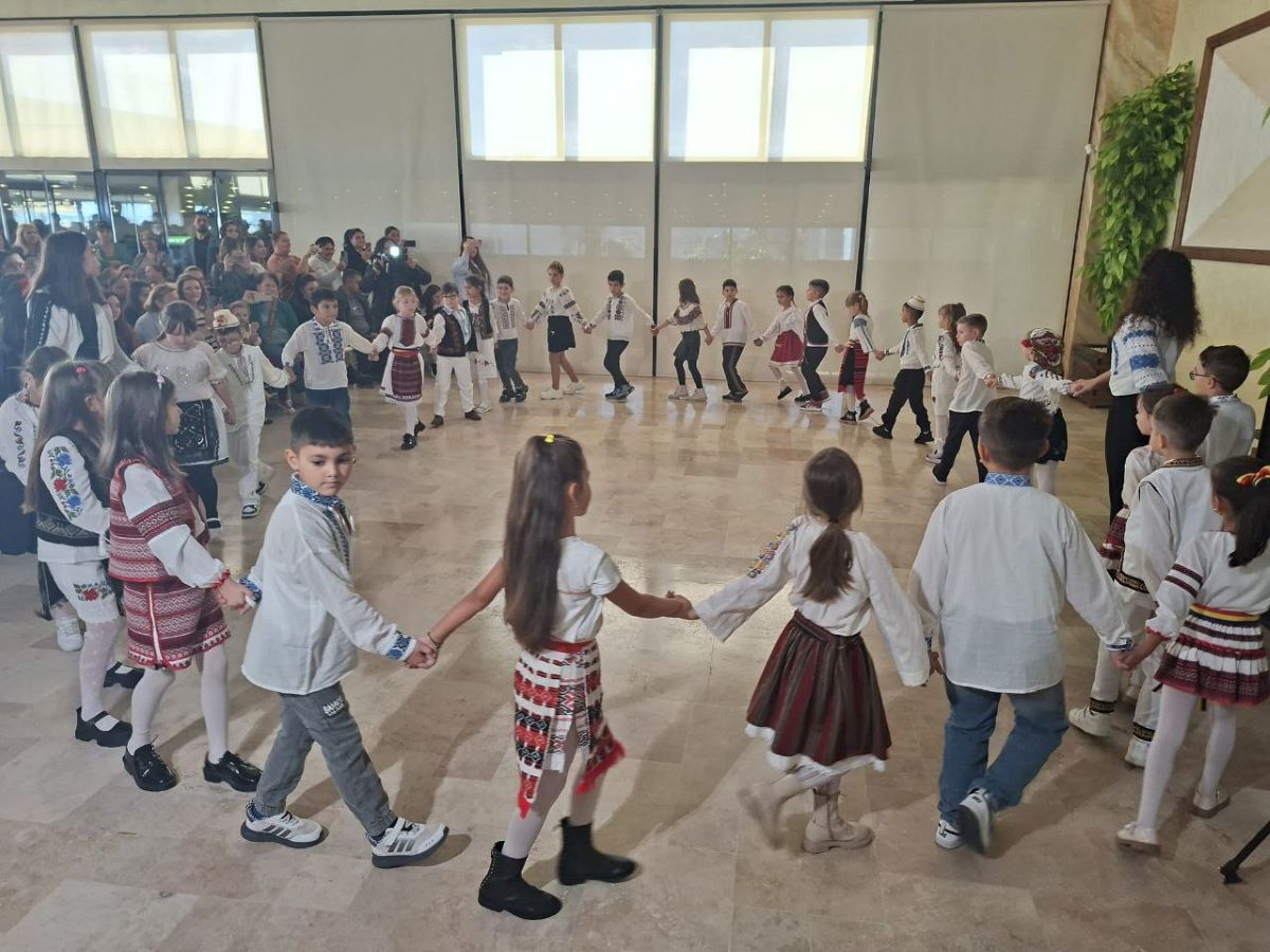 FOTO Elevii de la Școala Gimnazială Mihai Eminescu din Costinești au celebrat multiculturalitatea Dobrogei